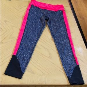 Highwaisted neon pink and black leggings